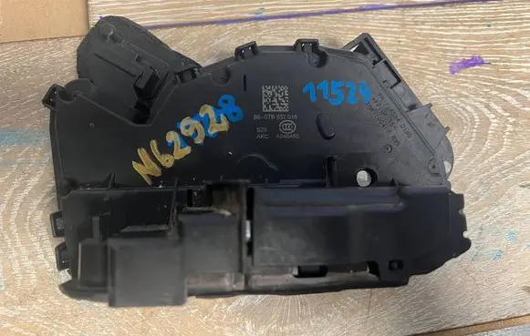 Volkswagen Touran III Front door lock 5tb837016