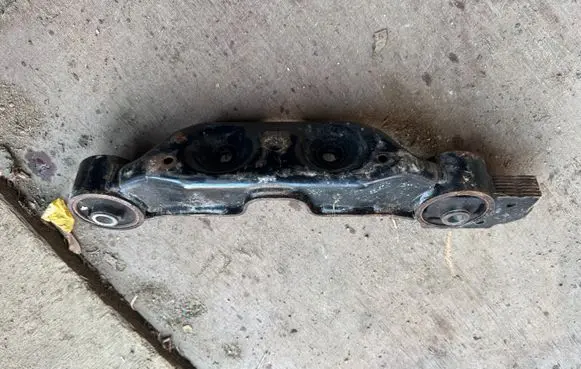 Subaru Outback (BS) Rear differential/diff mount bracket 41310FL00A