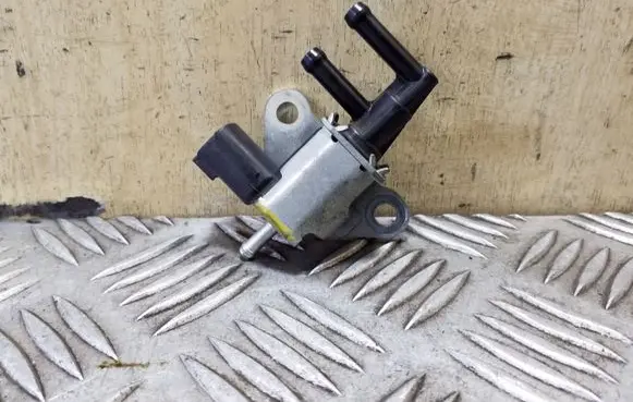 Nissan Juke I F15 Valve vacuum 5T48584