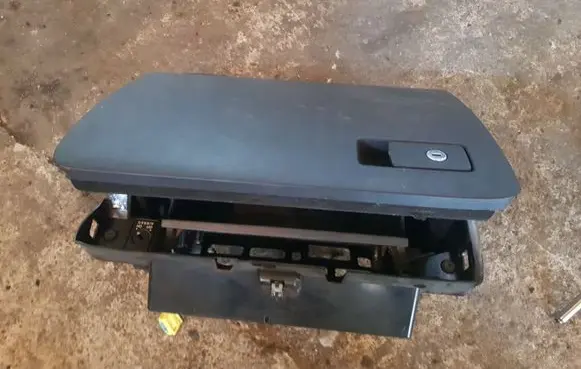 Volkswagen PASSAT B6 Glove box