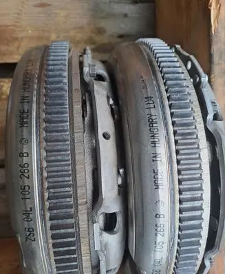 Volkswagen PASSAT B6 Dual mass flywheel 04L105266B