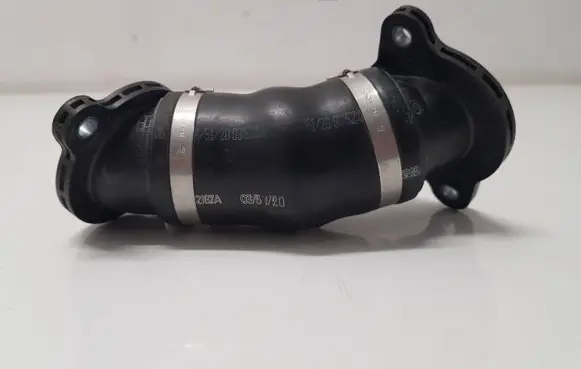 Volkswagen PASSAT B8 Intercooler hose/pipe 05L131521B