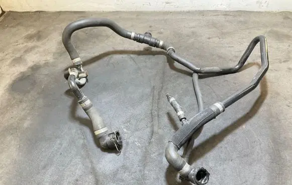 Mercedes-Benz CLS C218 X218 Engine coolant pipe/hose A2125010024