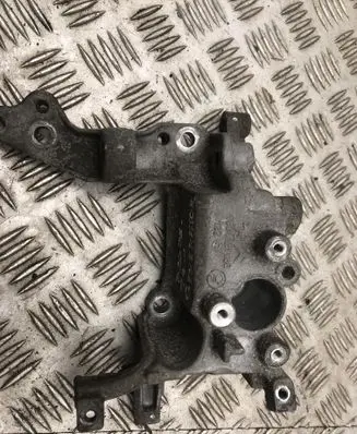 Peugeot 2008 I Engine mounting bracket 9804121180