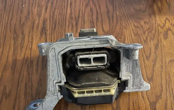 Ford Focus Engine mount bracket 326G20D