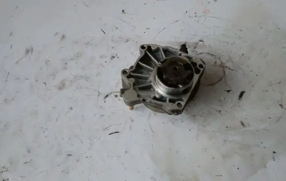 Opel Zafira C Vacuum pump 55205446