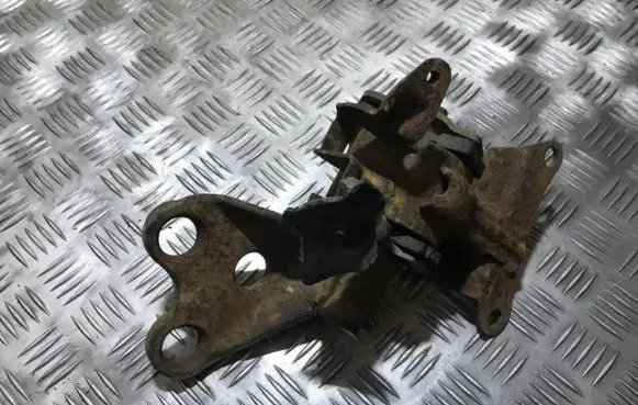 Mazda 323 Engine mount bracket