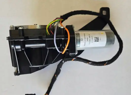 Volkswagen Multivan T7 Front door soft close latching motor (coupe) 7T0843460B