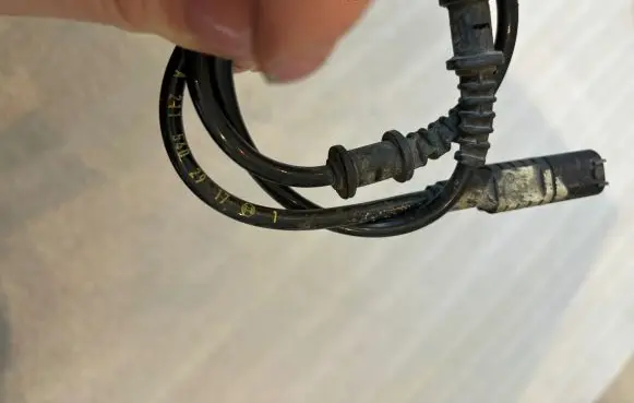 Mercedes-Benz E W211 ABS brake wheel speed sensor A2115402917 2115402917