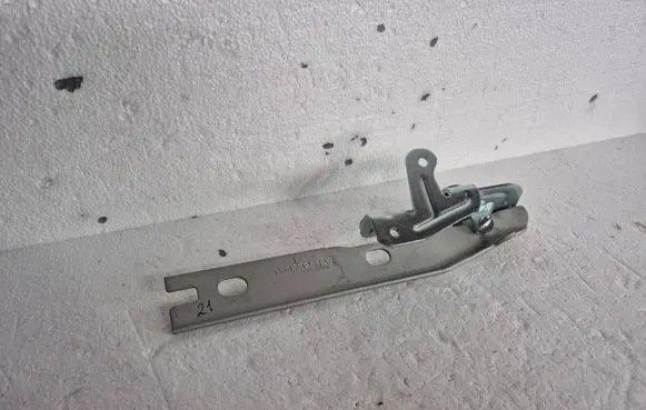 Engine bonnet/hood hinges