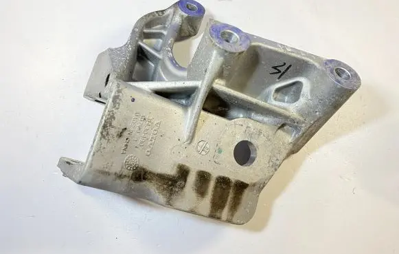 Volvo XC90 Engine mounting bracket 31430490