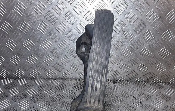 Accelerator throttle pedal