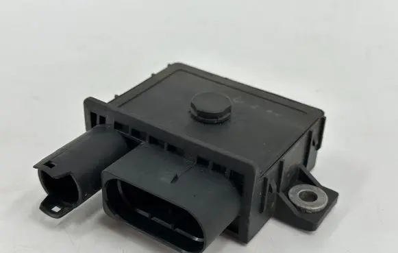 BMW 1 E81 E87 Glow plug pre-heat relay 8591723 12218591723