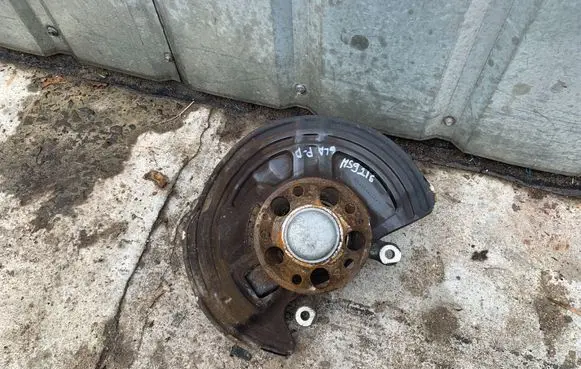 Front wheel hub