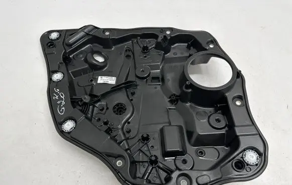 Rear window lifting mechanism without motor