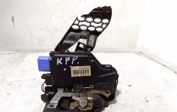 Volkswagen Touareg I Front door lock 3D1837015