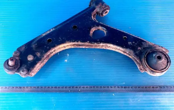 Opel Corsa D Front lower control arm/wishbone 13167940