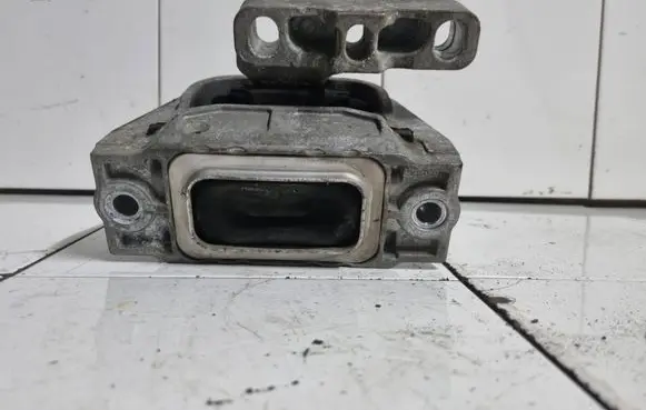 Skoda Octavia Mk2 (1Z) Engine mount bracket 1K0199262