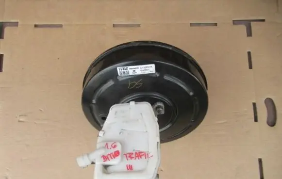 Renault Trafic III (X82) Brake booster 93453011