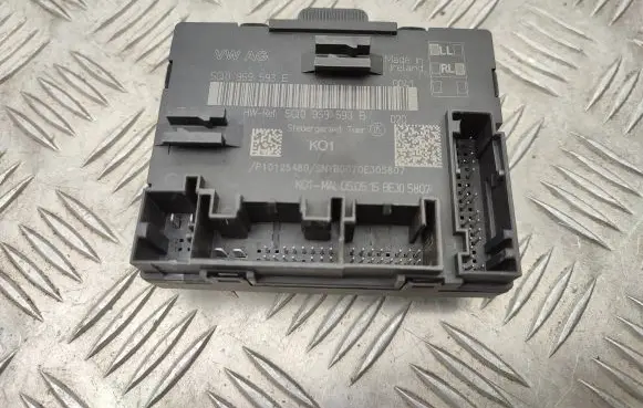 Volkswagen PASSAT B8 Door control unit/module 5Q0959593E