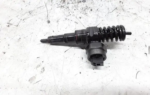 Volkswagen Golf IV Fuel injector 038130073F