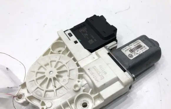 Volkswagen PASSAT CC Rear door window regulator motor 3C8959704D