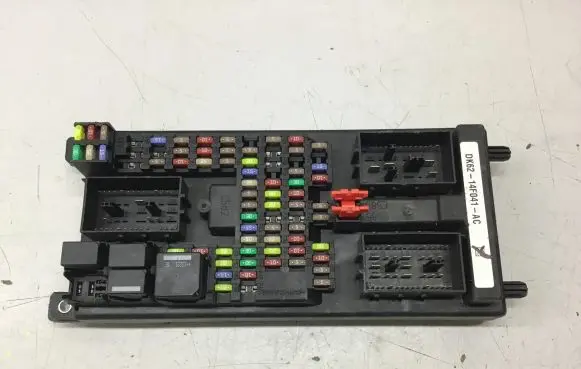 Jaguar XF X250 Fuse module DK6214F041AC