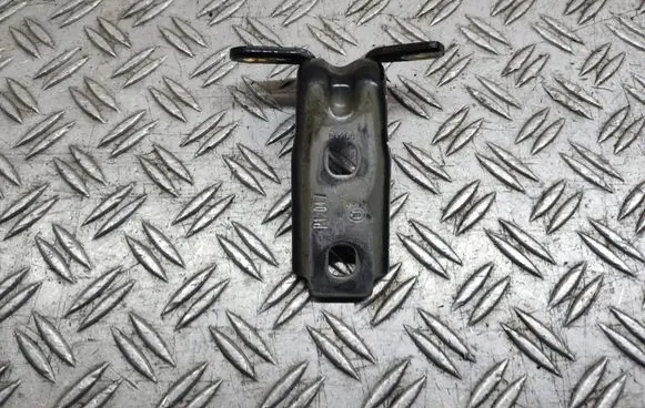 Chevrolet Cruze Front door lower hinge A046057