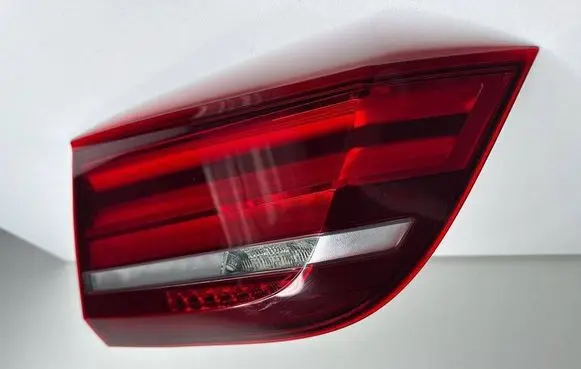 Tailgate rear/tail lights