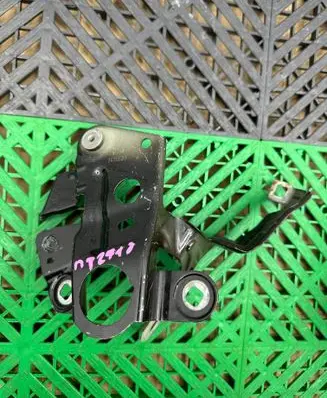 BMW 8 G14 Fender mounting bracket 7475628