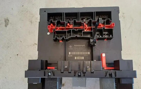 Volkswagen PASSAT B6 Relay mounting block 3C0937049AD