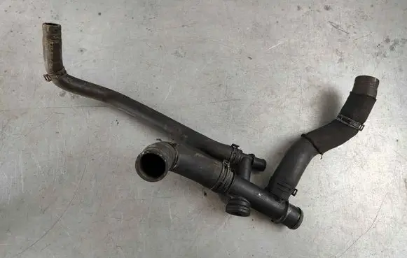 Engine coolant pipe/hose
