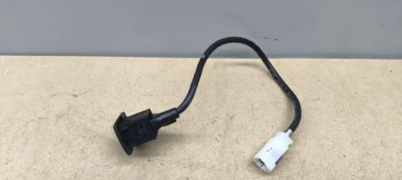 Mercedes-Benz C W204 USB socket connector A1728200515