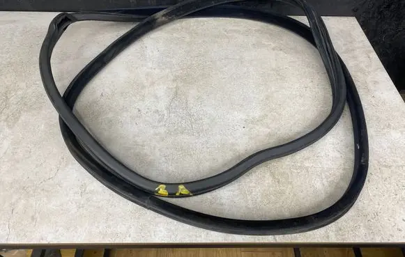 Volvo XC90 Rear door rubber seal (on body) 