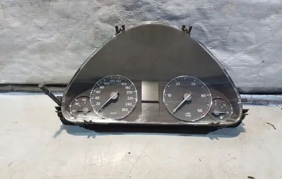 Mercedes-Benz C W203 Speedometer (instrument cluster) A2035404947
