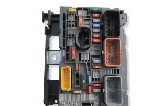 Peugeot 308 Fuse module 9664706280 BSMR05