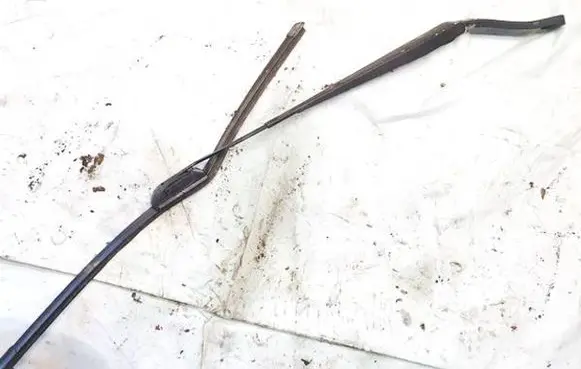 Chevrolet Captiva Front wiper blade arm
