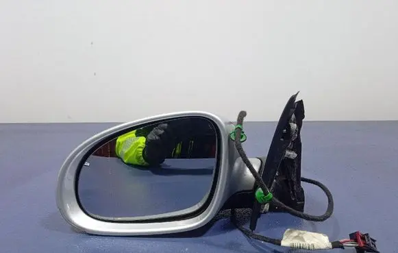 Volkswagen Golf Plus Front door electric wing mirror 