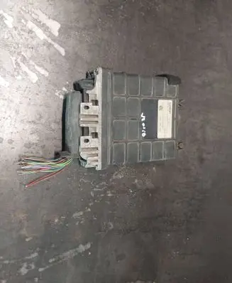 Volkswagen PASSAT B4 Engine control unit/module 037906025