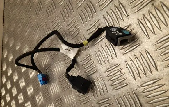 Peugeot 508 II USB socket connector 9818156380