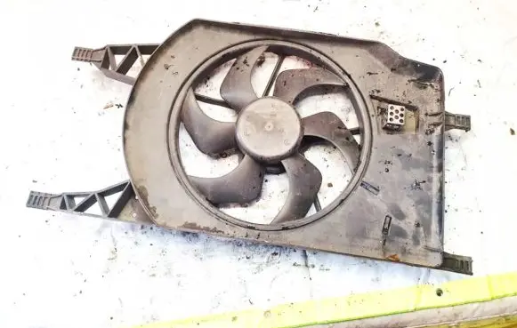 Radiator cooling fan shroud