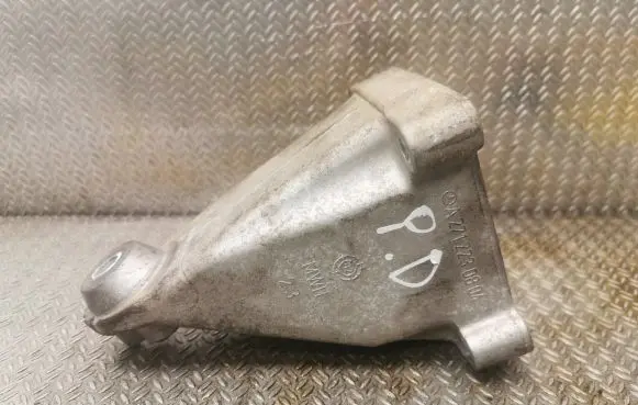 Mercedes-Benz C W203 Engine mounting bracket 2712230804 A2712230804