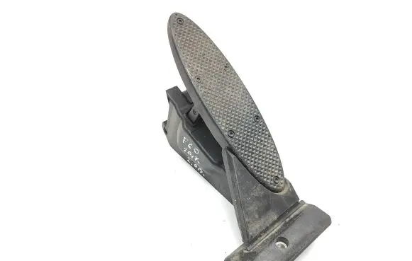 Accelerator throttle pedal