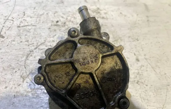 Volkswagen PASSAT B7 Vacuum pump 03H145100C
