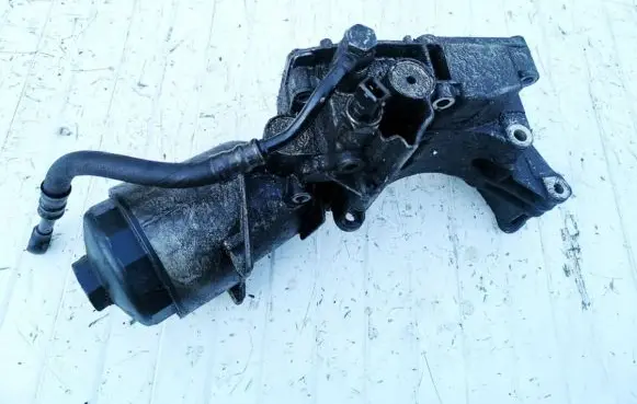BMW 5 E39 Oil filter cover 6750330620