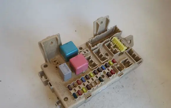Toyota Corolla Verso AR10 Fuse module 892210F020