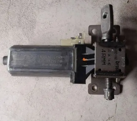 Volvo XC90 Seat adjustment motor 0390203219