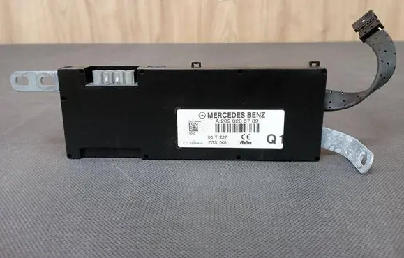 Mercedes-Benz CLK A209 C209 Aerial antenna amplifier A2098205789 2098205789