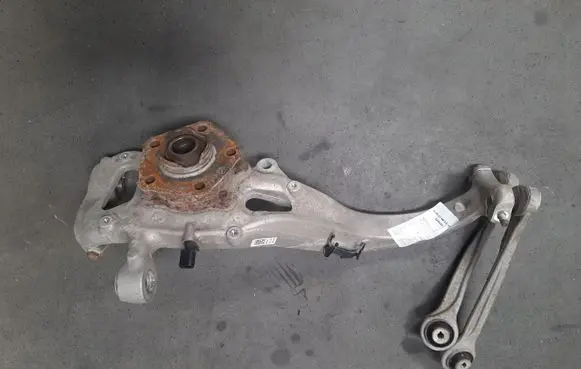 Audi Q7 4M Front wheel hub spindle knuckle 4M0407242J