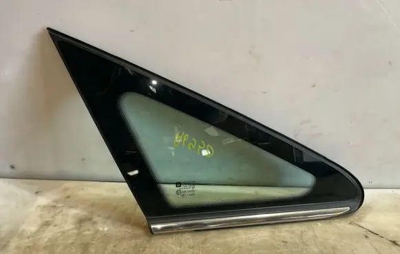 Opel Zafira B Front triangle window/glass 13123923